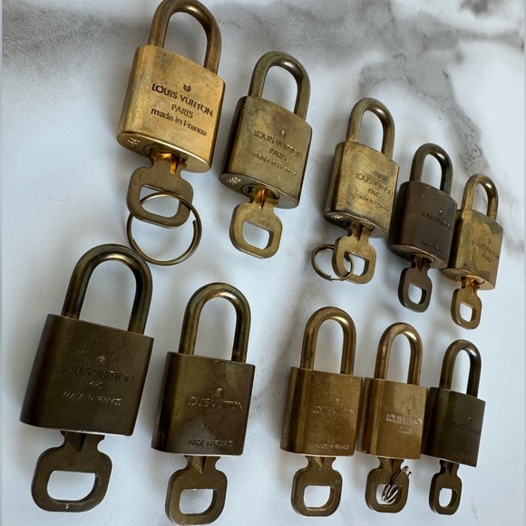 Authentic bundle Louis Vuitton key bundle set of 10 luggage tags 10 - Picture 13 of 13